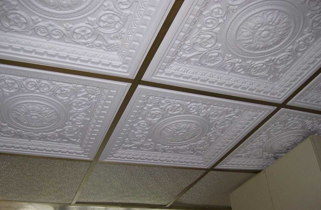 Потолочная плитка — инжекционная, экструдированная, какая бывает плитка для потолка, как выбрать состав, выбор вида, отделка потолочной плиткой