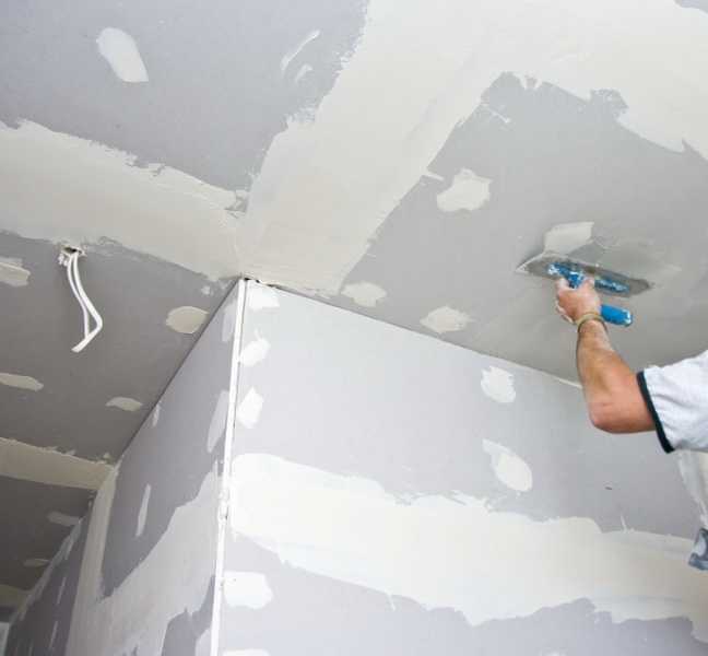 Как правильно покрасить гипсокартонный потолок