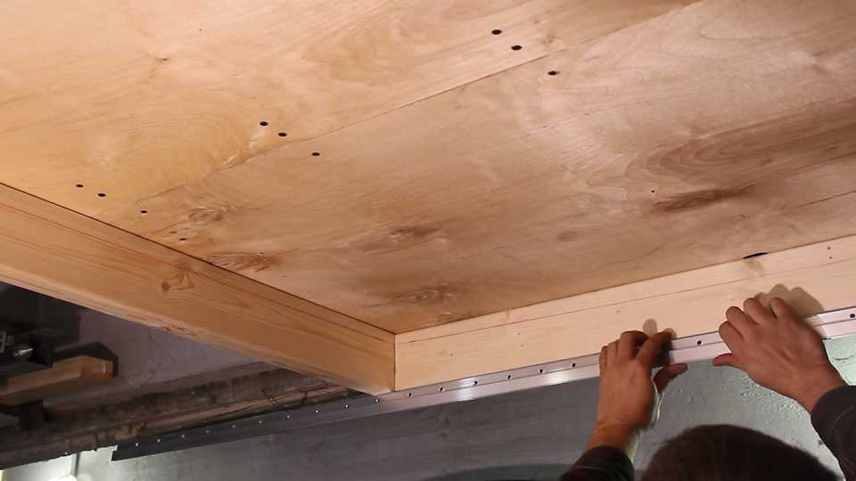 Потолок из фанеры в деревянном доме: фото отделки и пирога, как подшить по балкам
