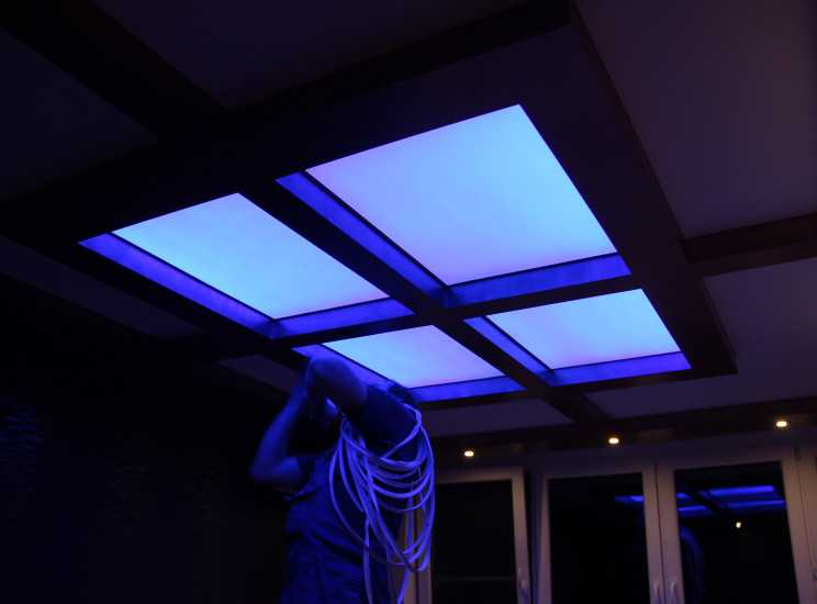 Прозрачный натяжной потолок с подсветкой: фото со светодиодной, цена и монтаж