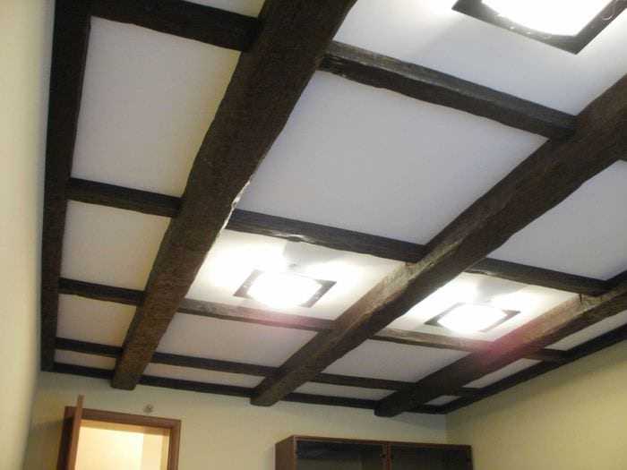 Примеры интерьеров с декоративной балкой на потолке