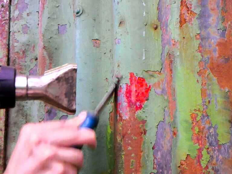 Как снять водоэмульсионную или масляную краску с потолка: способы смывки, инструменты + видео