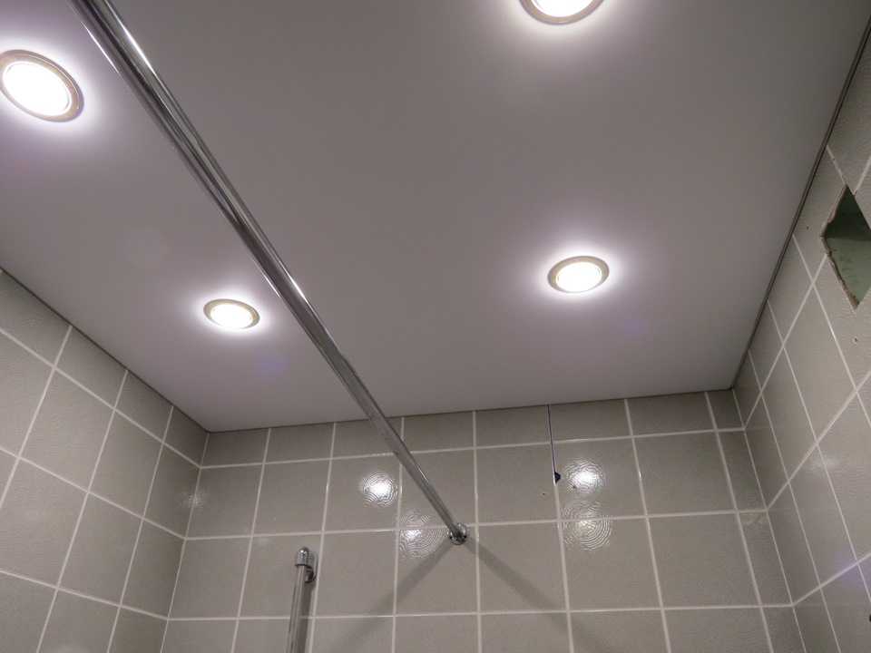 Точечные светильники для натяжных потолков (77 фото): расположение лампочек и спотов