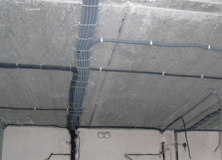 Разводка электрики по квартире по потолку: скрытая и открытая, в гофре и без
