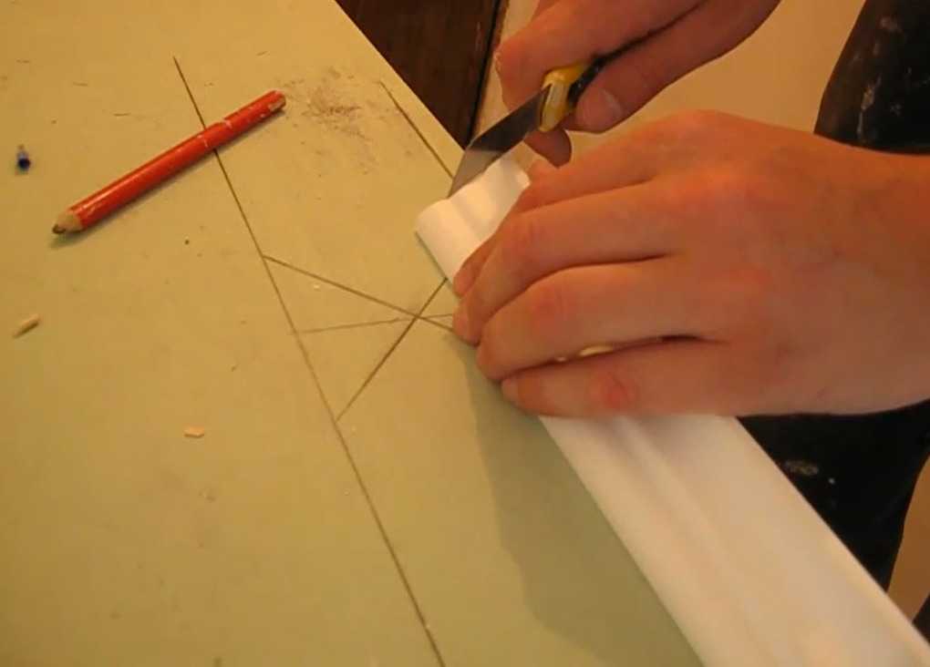 Как сделать внешний угол потолочного плинтуса? как вырезать наружный угол своими руками с помощью стусла и без него? как клеить внешний угол потолочного плинтуса?