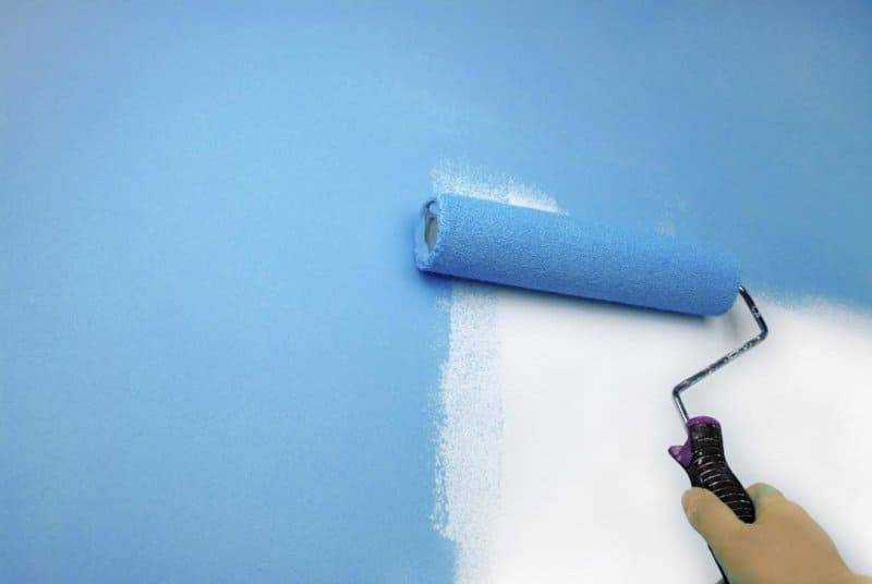 Как покрасить потолок на старую краску? покраска акриловой краской, каким валиком воспользоваться, что делать, если покрытие отслаивается после окраски