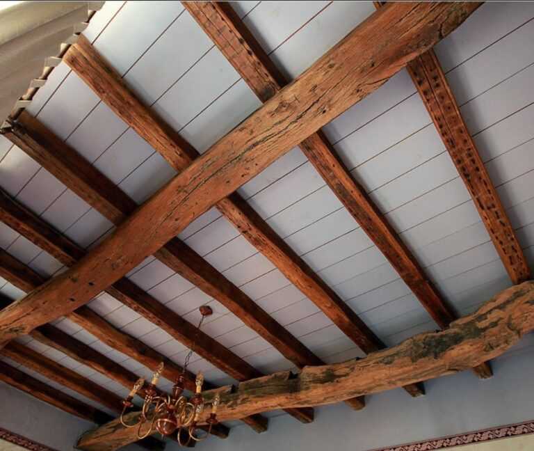 Потолок с балками: топ-170 фото и видео идей оформления потолка с балками. подбор дизайна для низких и высоких потолков. виды материалов для балок