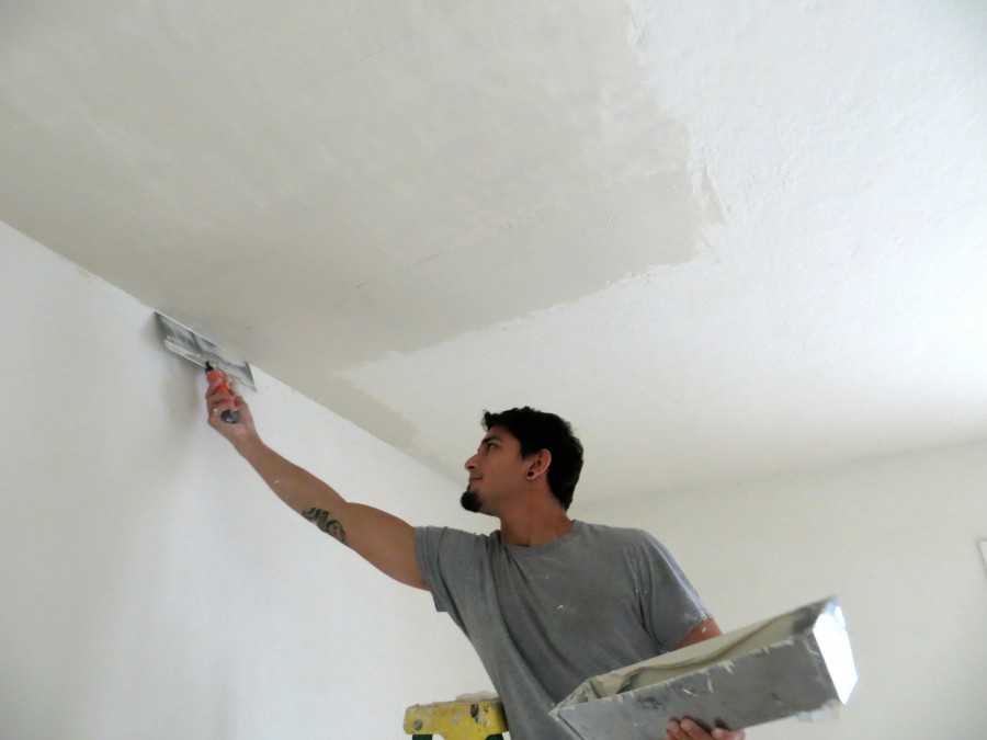 Чем и как выровнять потолок под покраску в квартире своими руками: фото- и видео- инструкция