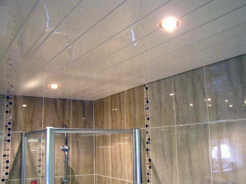 Какие потолки лучше сделать в ванной комнате