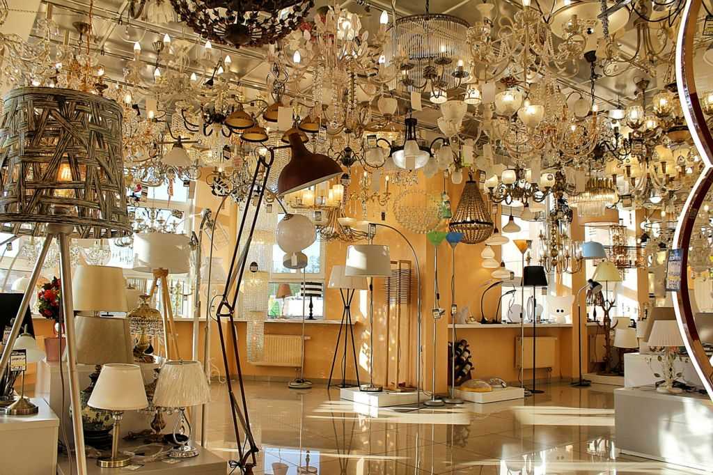 Потолочные люстры в стиле хай тек, белые дизайнерские светильники в современном интерьере
