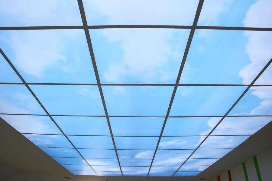 Стеклянные потолки с подсветкой: виды, особенности, преимущества и недостатки