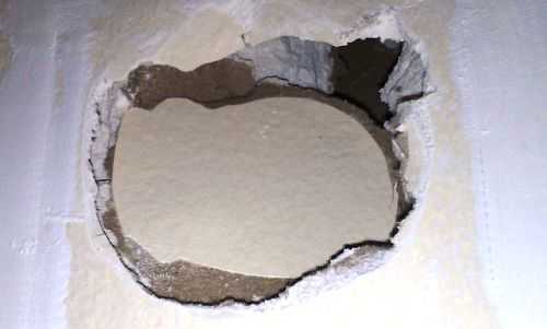 Как заделать дырки в бетонном потолке и чем замазать около трубы