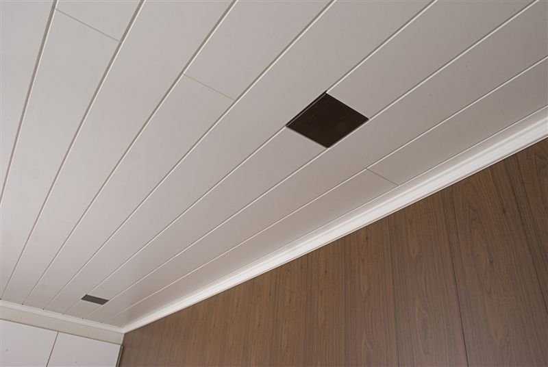 Чем и как клеить пенопласт на потолок, преимущества и недостатки материала, детали на фото и видео