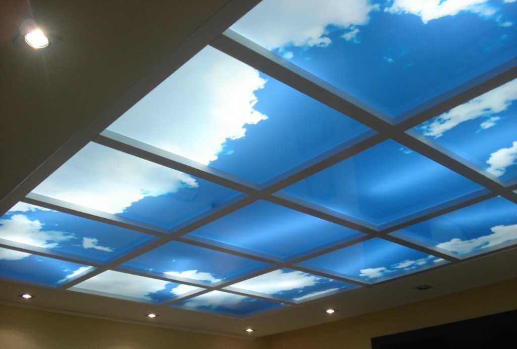 Особенности матовых подвесных потолков из силикатного и акрилового стекла