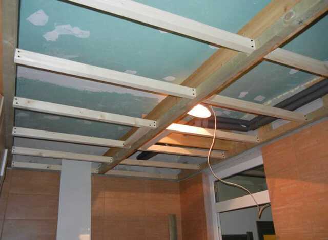 Подшивка потолка по деревянным балкам: подшивной черновой потолок, чем .
