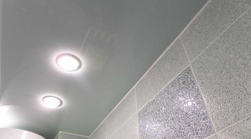 Подвесной потолок в ванную реечный