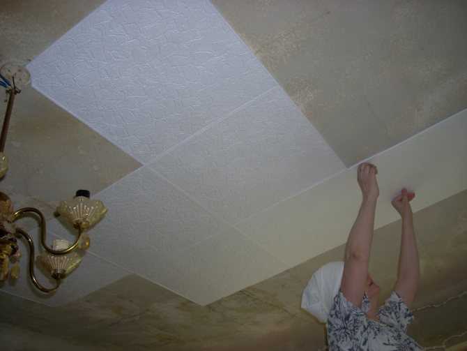 Какая бывает потолочная плитка из пенопласта – виды, правила крепления на потолок