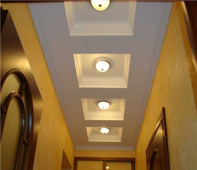 Потолок в прихожей, в маленьком коридоре с точечными светильниками - 46 фото