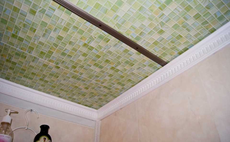 Как сделать потолок в ванной из пвх-панелей?
