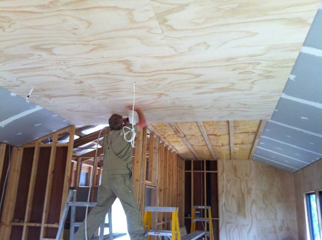 Варианты отделки потолков в частном доме (54 фото): чем отделать деревянное потолочное покрытие на даче, виды материалов, как обшить потолок в деревенском доме