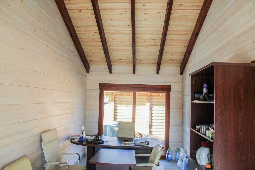 Деревянный потолок с декоративными балками: 165+ (фото) отделки