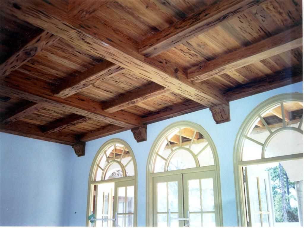 Дизайн деревянного потолка (45 фото): преимущества, материалы, сочетание оформления потолка с отделкой стен, варианты