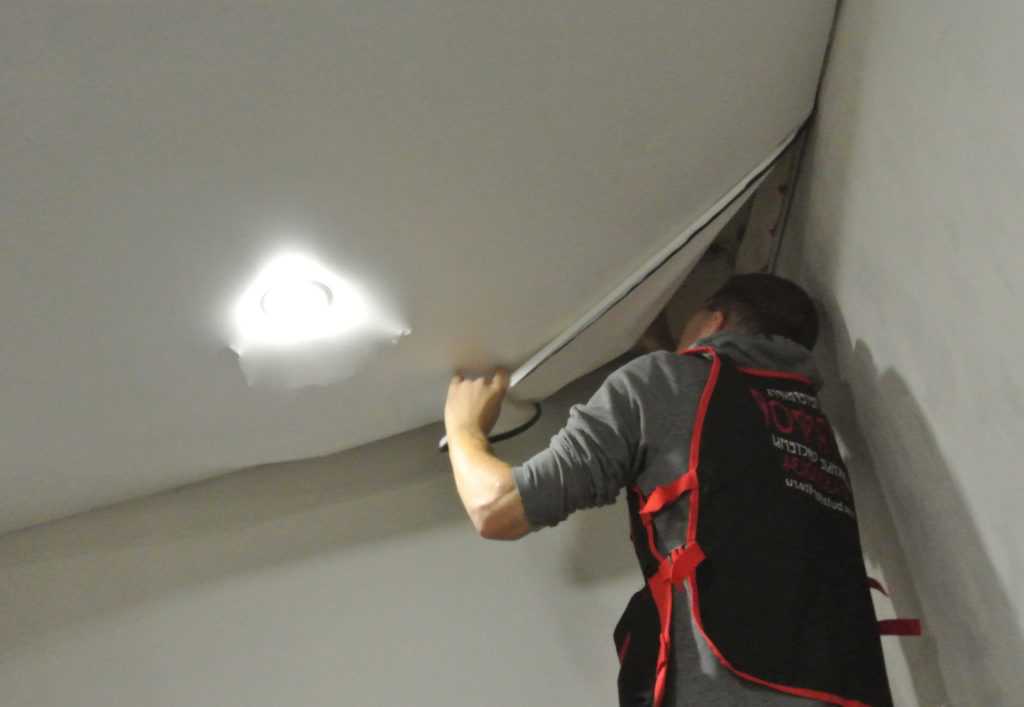 Ремонт натяжных потолков (46 фото): что делать, если потолок порвался, как отремонтировать потолочное покрытие своими руками, как поставить заплату, если проткнул натяжное изделие