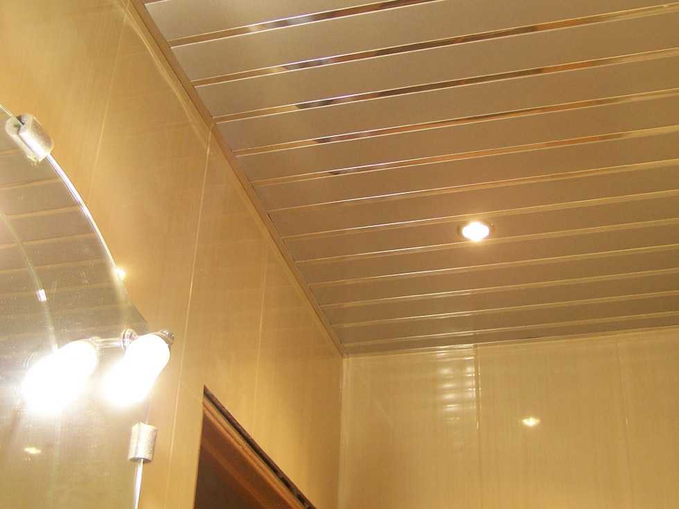 Потолок из сайдинга в ванной комнате