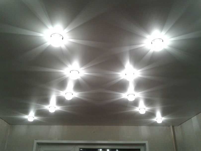 Расположение точечных светильников на натяжном потолке (фото и схемы)