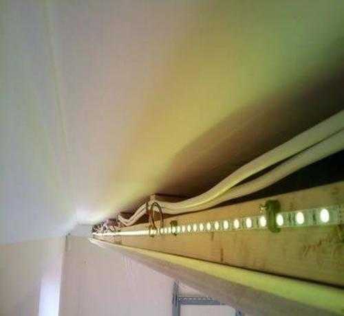 Натяжной потолок с подсветкой по периметру: крепим ленту под плинтус