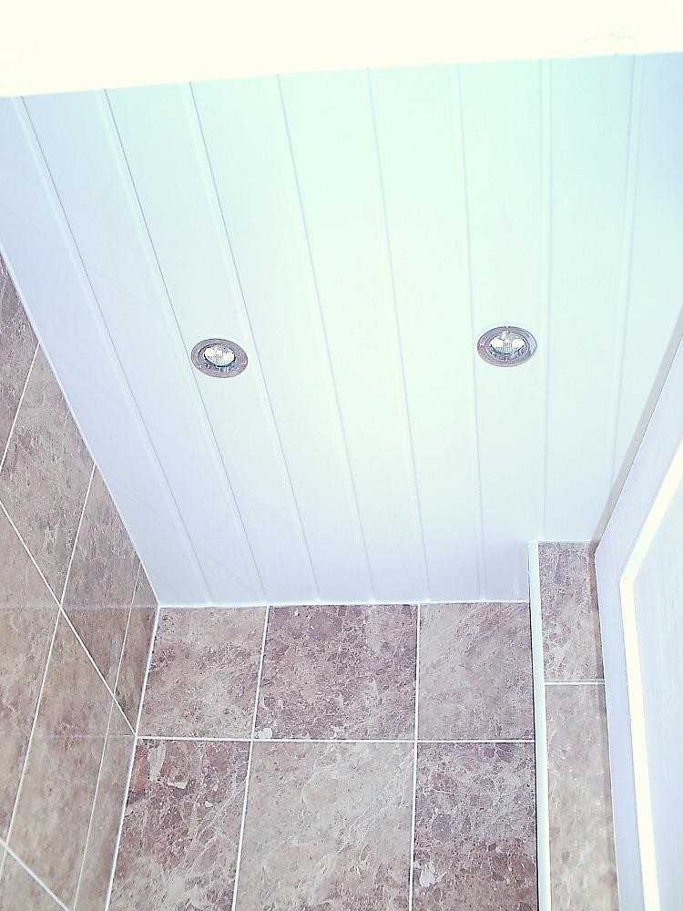 Установка реечного потолка в ванной своими руками