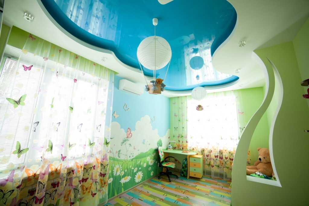 Какой лучше сделать потолок в детской комнате – варианты отделки