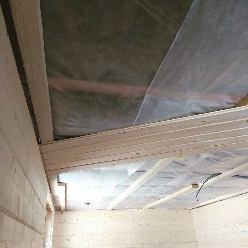 Потолок из деревянных реек — технология монтажа вагонки и набивка реек на деревянную обрешетку