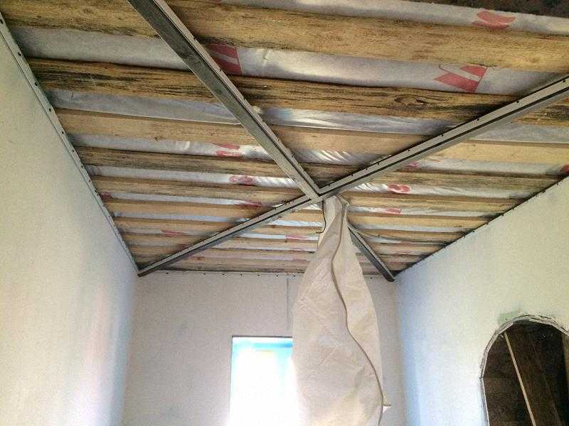 Надо ли белить потолок перед установкой натяжного потолка