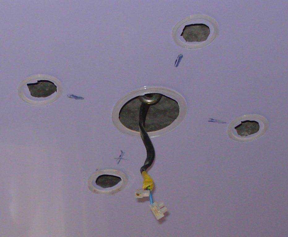Как установить люстру на натяжной потолок: крепление на монтажную планку или крюк