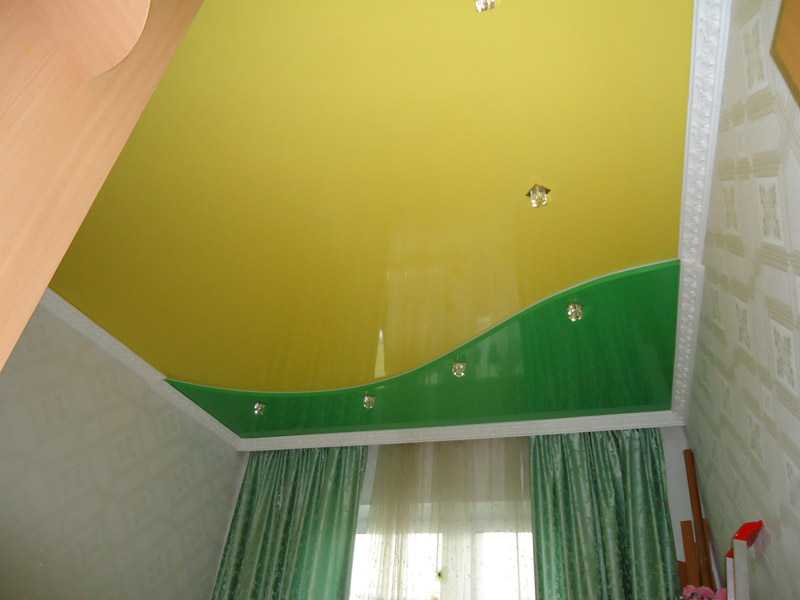 Натяжные потолки — спайка, криволинейная спайка двух цветов, потолки со спайкой, спаянные натяжные потолки в 2 цвета, полотна в два цвета