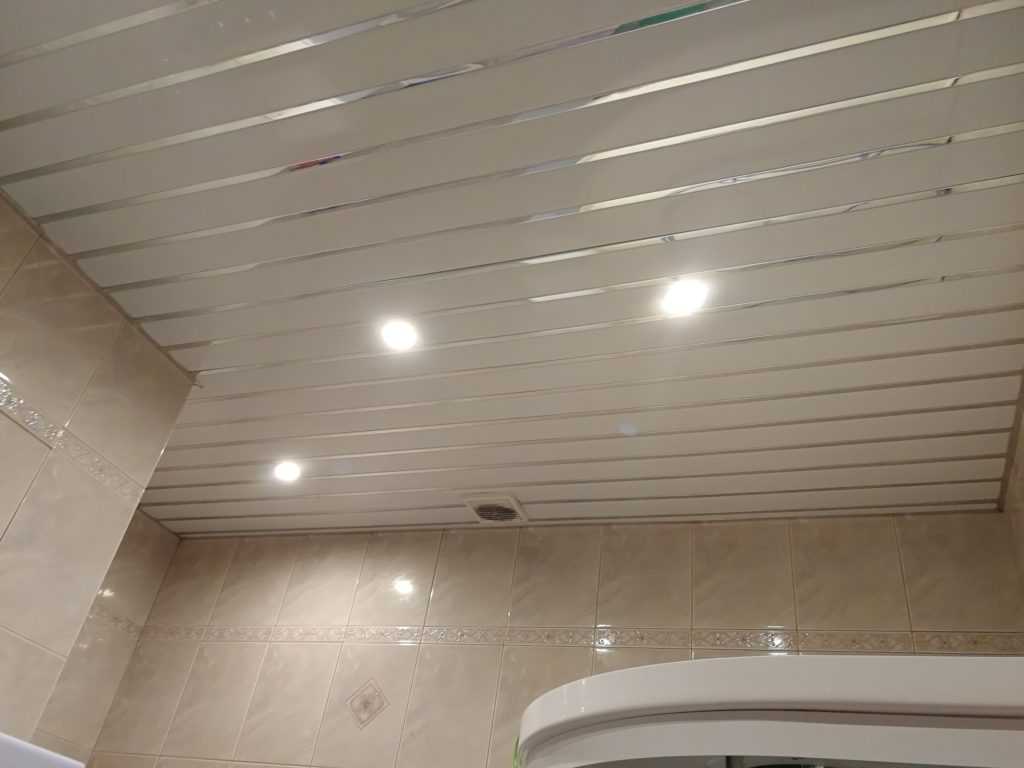 Потолок в ванной комнате – какой выбрать?
