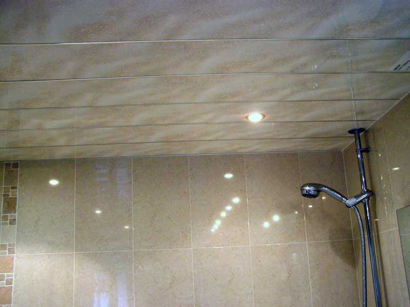 Как сделать потолок в ванной из панелей. Потолок в ванной. Потолок в ванную из ПВХ. Отделка потолка в ванной. Пластиковые панели для потолка в ванной.