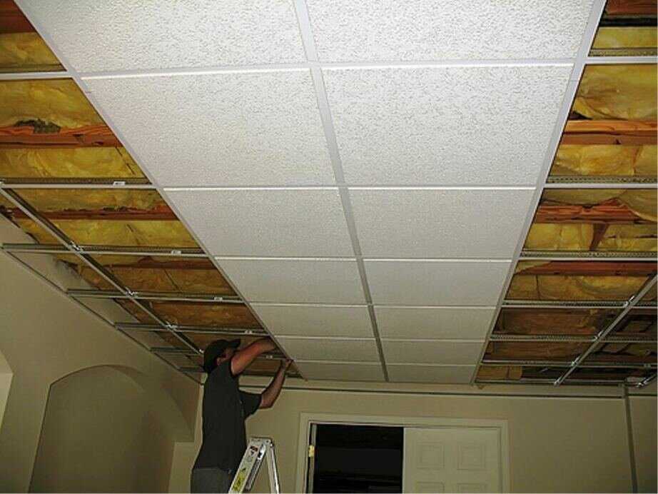 Особенности ремонта: как клеить на потолок обои под покраску