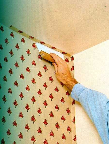 Как клеить флизелиновые обои на потолок