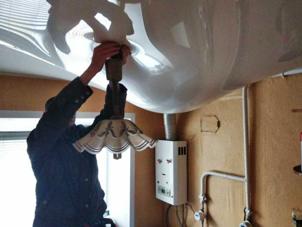 Как слить воду с натяжного потолка самостоятельно - что делать, если залили?