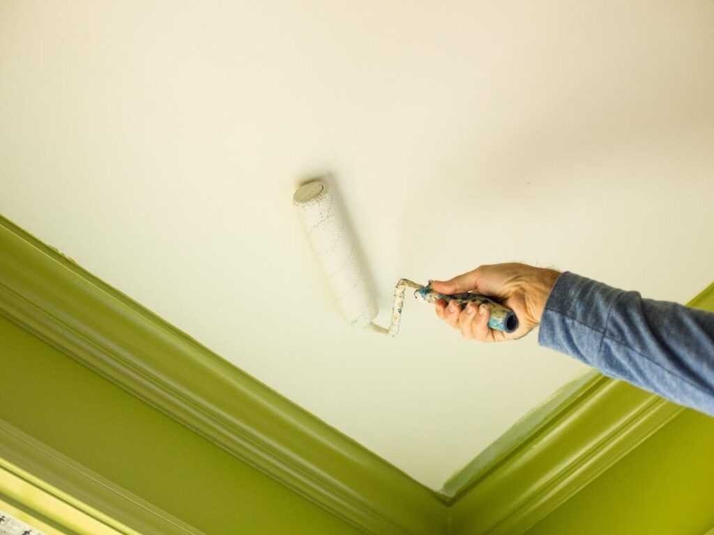 Как красить потолок водоэмульсионной краской валиком