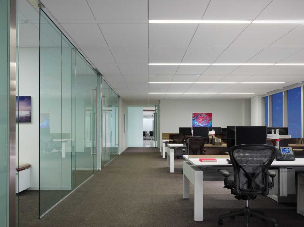 Натяжной потолок в офисе - достоинства и варианты применения