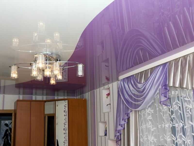 Одноуровневые двухцветные натяжные потолки - особенности и фото вариантов применения