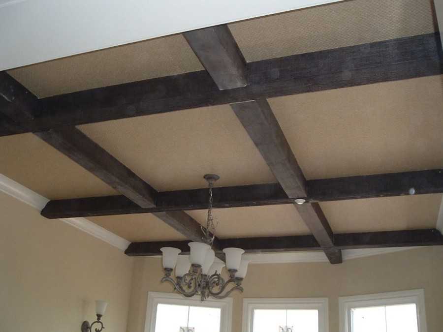 Декоративные балки на потолок: из дерева и других материалов своими руками, оформление интерьера, монтаж конструкций