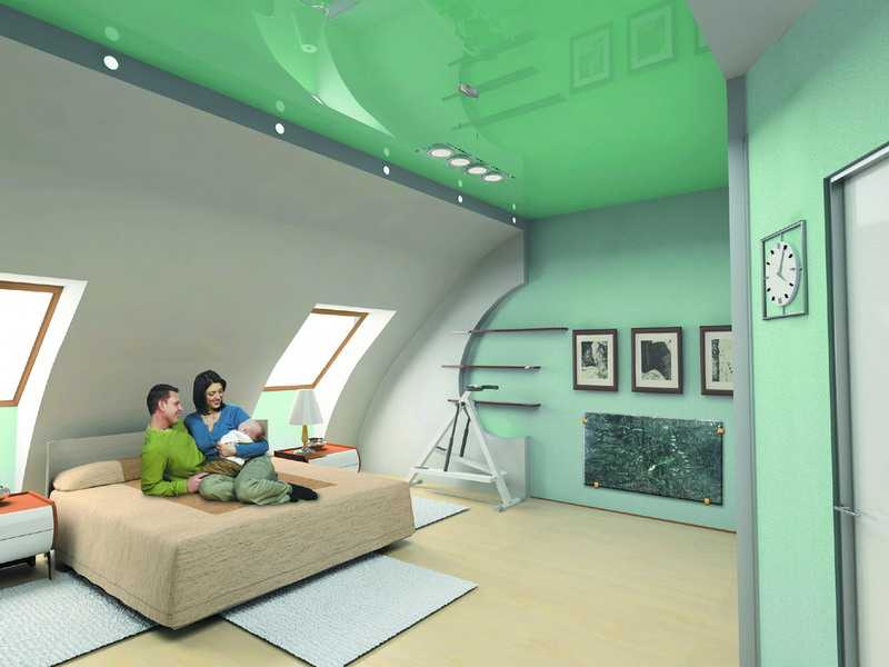 Натяжной потолок на мансарде под углом, в комнатах на мансардном этаже: фото