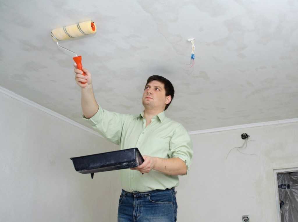 Как убрать побелку с потолка при помощи подручных средств и способов, как быстро удалить, используя специальные смывки и самодельные растворы?