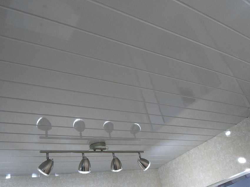 Ремонт потолка на кухне пластиковыми панелями: установка пвх своими руками