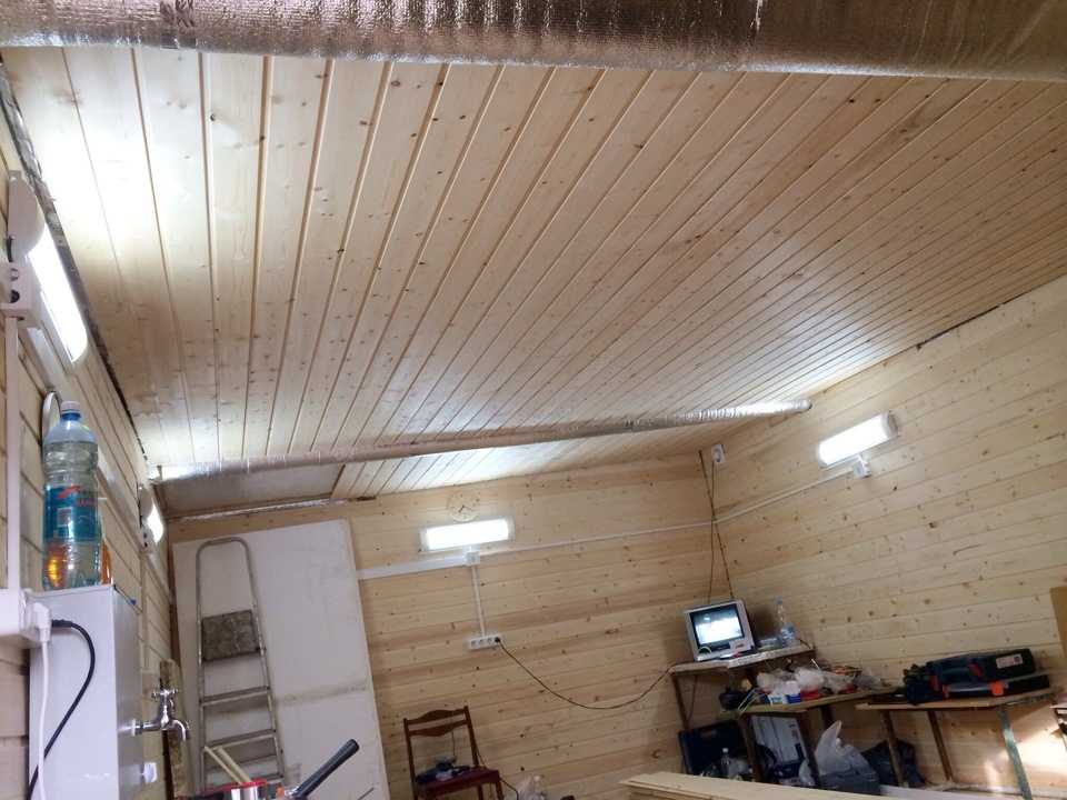 Чем обшить потолок в гараже, как сделать