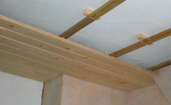 Потолок из деревянных реек (59 фото): деревянная реечная подвесная конструкция с промежутками